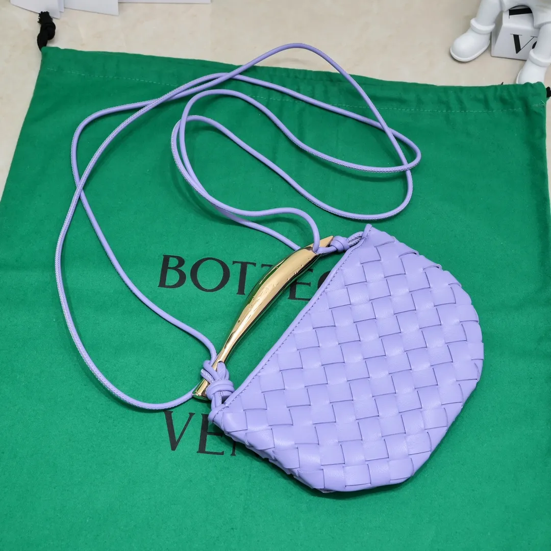 Batch of 1260 BV Mini Sardine is coming‼ ️Super high-end, stainless steel hardware + 24k real gold plating process, fish scales (concave and convex positions) are the finishing touch, the sardine bag that can be carried cross-body is completely beautiful to the heart. The metal element handle and weaving are perfectly combined to completely integrate the artistic sense and elegance and fashion. It is really like a work of art🏺The large size is elegant, the small size is exquisite and cute, a must-have item for fashionistas, and the details are perfectly reproduced. Style number: 6680# Size 20*12*2.5